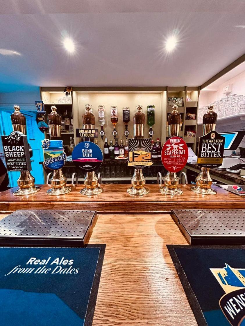 Redmire Village Pub エクステリア 写真