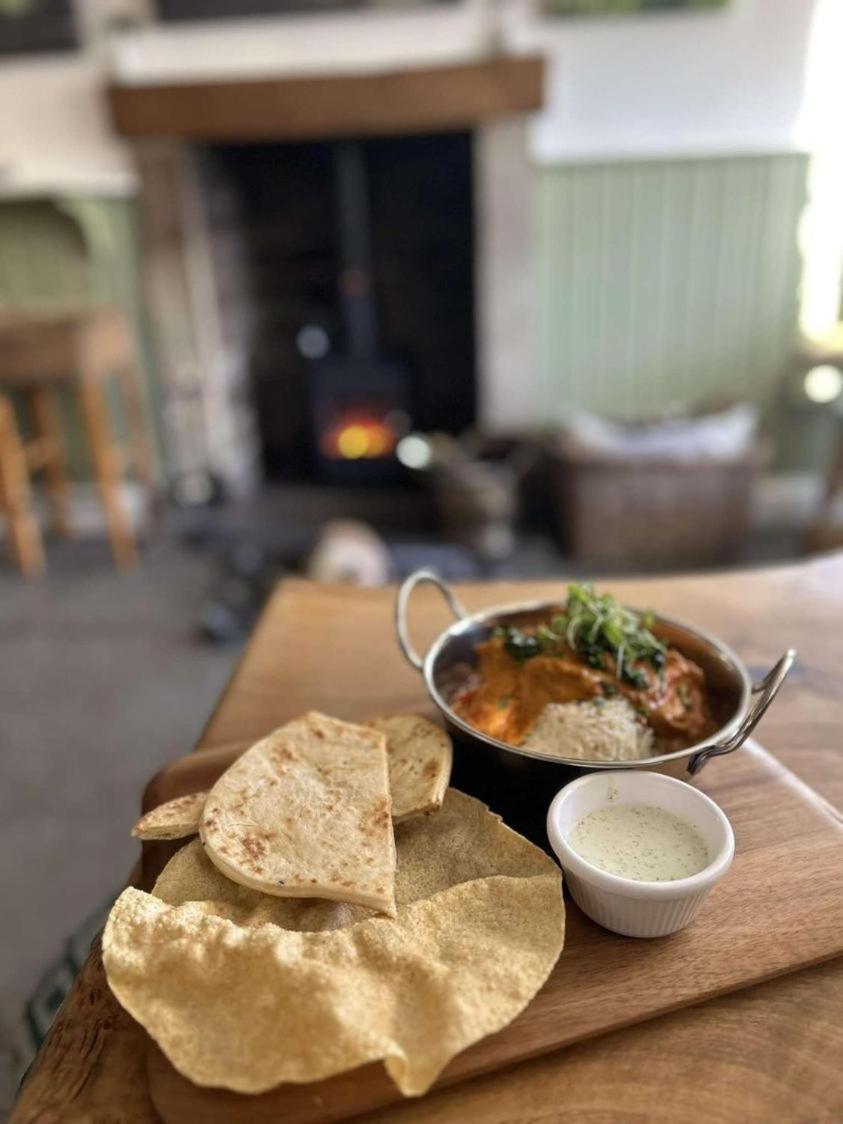 Redmire Village Pub エクステリア 写真