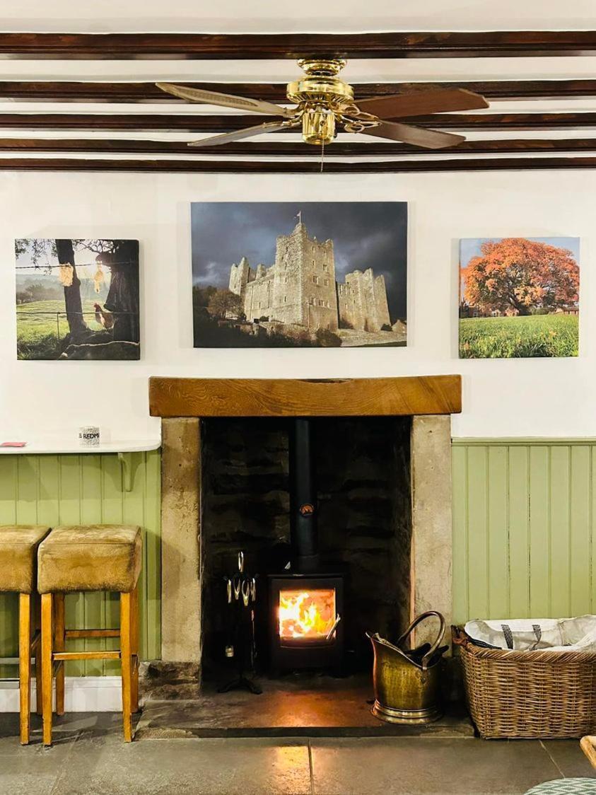 Redmire Village Pub エクステリア 写真